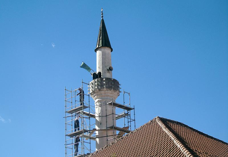 Radnici na munari Mahmut-begove džamije - Prijepolje, grad u sjeni manastira Mileševa i Belog anđela